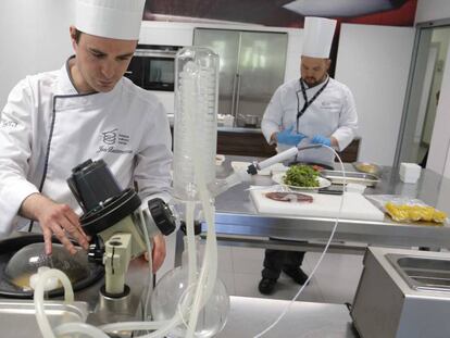 Dos investigadores en el Basque Culinary Center.