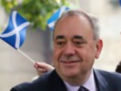 Alex Salmond, ministro principal y líder independentista, anuncia su intención de dimitir tras el triunfo del no en la consulta con una diferencia de casi 11 puntos y 350.000 votos, más amplia de lo que auguraban los últimos sondeos