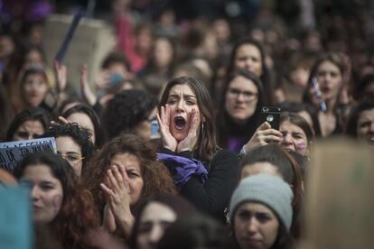 Una manifestant crida a la manifestació a la plaça Sant Jaume.