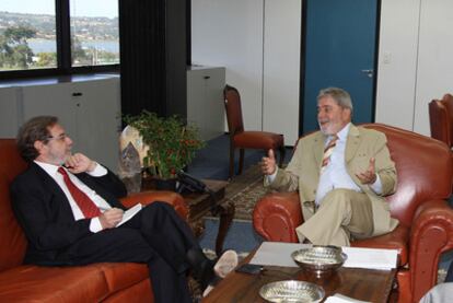 Juan Luis Cebrián conversa con Lula en Brasilia.
