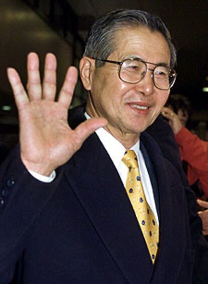 Fujimori saludaba a su llegada al aeropuerto de Narita, Tokio, en 2000.