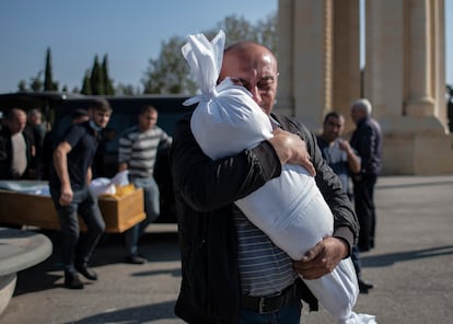 Un hombre abraza el cadáver de su hija de diez meses en Azerbaiyán.