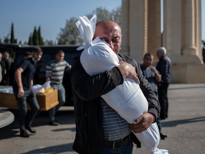 Un hombre abraza el cadáver de su hija de diez meses en Azerbaiyán.