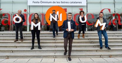 Los ganadores de la Nit de Santa Llúcia, de izquierda a derecha: Miquel Desclot, Anna Gas, Chad W. Post, Víctor García Tur, Tina Valls y Rubèn Montañá i Ros.