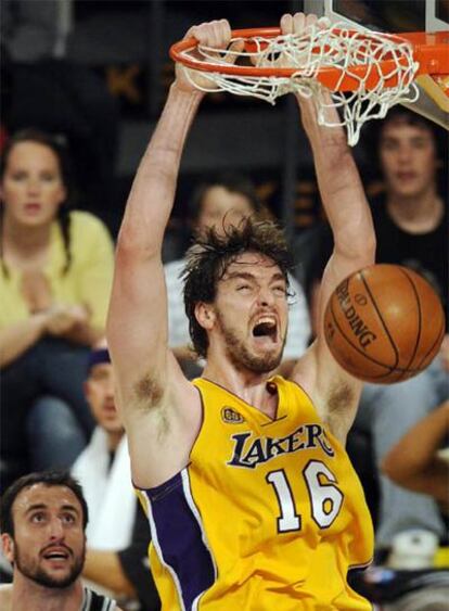 Pau encesta en un Lakers-Spurs.