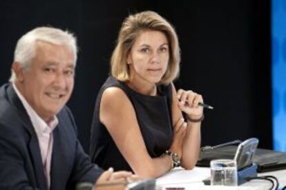 El vicesecretario general de Política Autonómica del PP, Javier Arenas, y la presidenta de Castilla-La Mancha y secretaria general del partido, María Dolores de Cospedal.