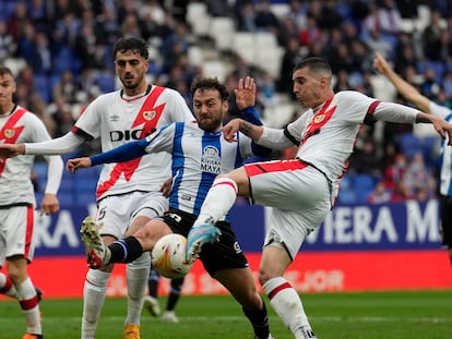 El delantero del Rayo Vallecano Sergi Guardiola remata para marcar el gol de la victoria en el RCDE Stadium.