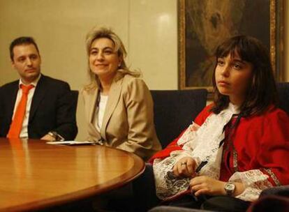 Gustavo Trébol, maestro (izquierda), María José Gómez, del CSIC, y la alumna Marina de las Parras.