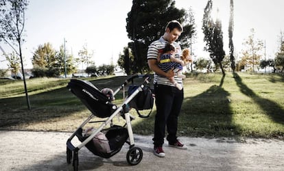 Un padre con su bebé, en Zaragoza.