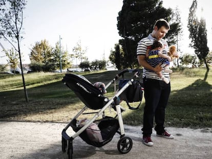 Un padre con su bebé, en Zaragoza.