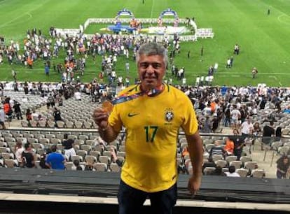 Major Olímpio posa com medalha de campeão cedida pelo Corinthians.