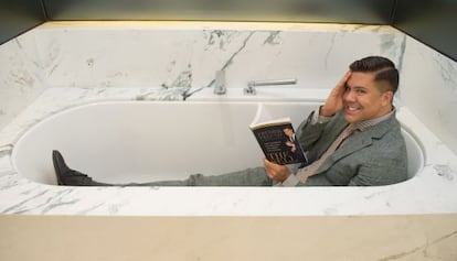 Eklund, con su libro en mano, en una bañera de mármol de un apartamento en Nueva York.