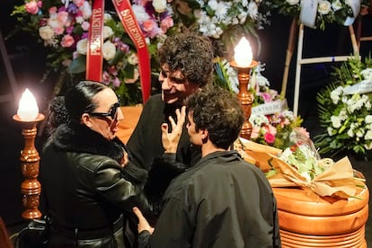 Rossy de Palma con Javier Calvo y Javier Ambrossi, en el Teatro Español.