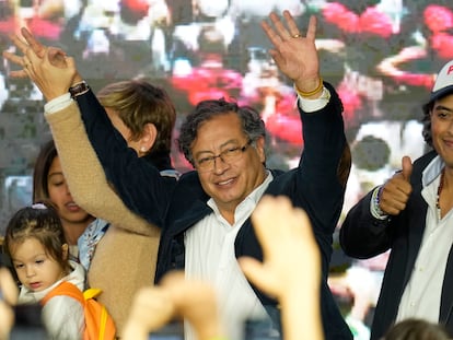 Gustavo Petro, con su hijo Nicolás la noche electoral de la primera vuelta de las presidenciales colombianas, el 29 de mayo de 2022.