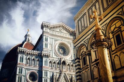 El Duomo o catedral de Florencia no solo es la construcción más espectacular <a href="https://elviajero.elpais.com/elviajero/2019/01/31/actualidad/1548928379_204788.html" target="">de la ciudad toscana</a> sino que, junto al Coliseo romano y la Torre inclinada de Pisa, es el símbolo más reconocible de Italia. Su inmensa fachada de mármol policromado es increíble. Pero lo que hace tan extraordinaria esta construcción es la cúpula de ladrillo rojo de Filippo Brunelleschi (1377-1446), una de las máximas proezas arquitectónicas de todos los tiempos. Vale la pena subir la estrecha y empinada escalera hasta su base y observar desde arriba el interior del templo, y después ascender otro poco para contemplar un panorama impresionante de la ciudad.