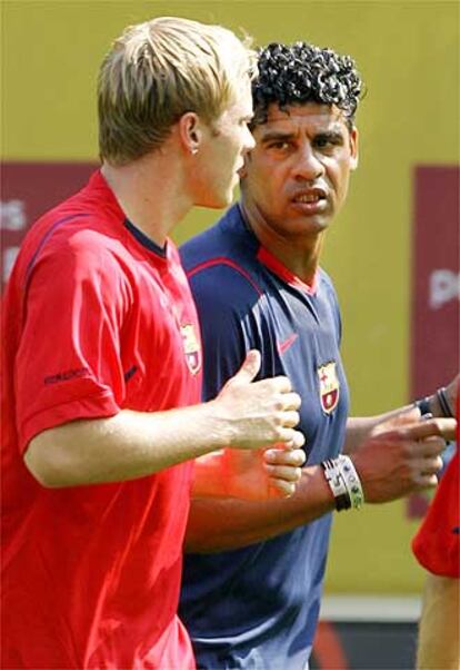 El islandés Gudjohnsen charla con su nuevo técnico, Frank Rijkaard, al inicio de la sesión.