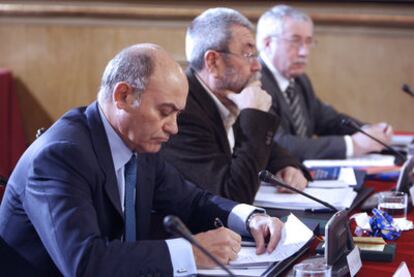 Gerardo Díaz Ferrán (CEOE), en primer término, junto a Cándido Méndez (UGT) e Ignacio F. Toxo (CC OO), el pasado diciembre.