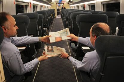 6:40AM - El tren realiza el trayecto entre Madrid y Zaragoza. Dos pasajeros se intercambian sus periódicos