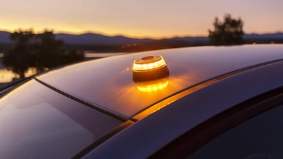 Artículo de EL PAÍS Escaparate que describe la luz de emergencia V16 rebajada en PcComponentes a menos de 30 euros