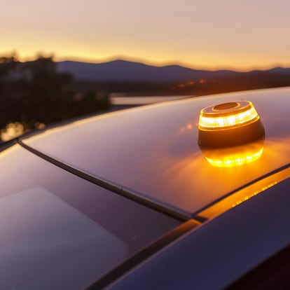 Artículo de EL PAÍS Escaparate que describe la luz de emergencia V16 rebajada en PcComponentes a menos de 30 euros