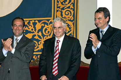 José Bono, a la izquierda, y José Luis Rodríguez Zapatero aplauden en Toledo a José María Barreda.