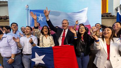 José Antonio Kast y otros integrantes del Partido Republicanos, tras el plebiscito del pasado 17 de diciembre.