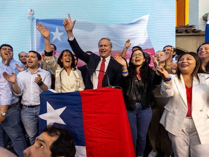 José Antonio Kast y otros integrantes del Partido Republicanos, tras el plebiscito del pasado 17 de diciembre.