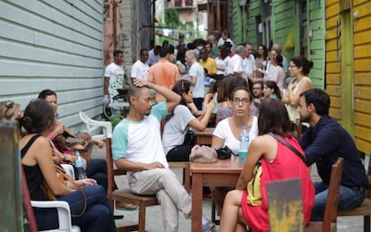 Un s&aacute;bado en el callej&oacute;n Fortaleza, convertido en restaurante.