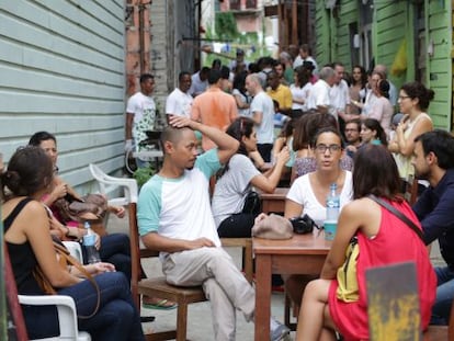 Un s&aacute;bado en el callej&oacute;n Fortaleza, convertido en restaurante.