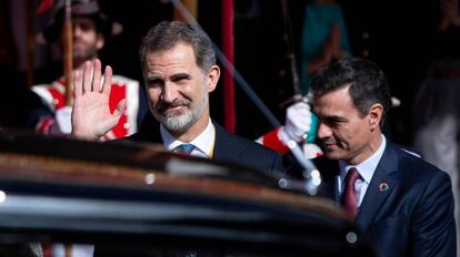 El rey Felipe VI, junto al presidente del Gobierno, Pedro Sánchez, este lunes en el Congreso.