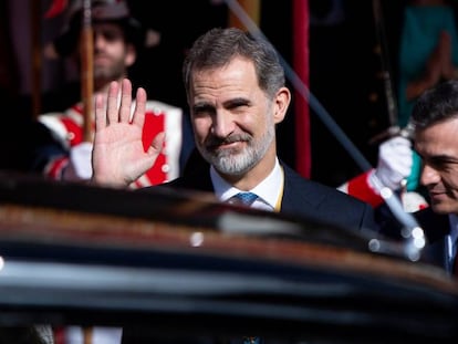 El rey Felipe VI, junto al presidente del Gobierno, Pedro Sánchez, este lunes en el Congreso.