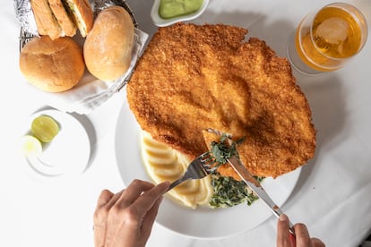 Milanesa de ternera con espinacas a la crema y puré de papa del restaurante bistro Paris 16 en la Ciudad de México el 29 de julio del 2024.
