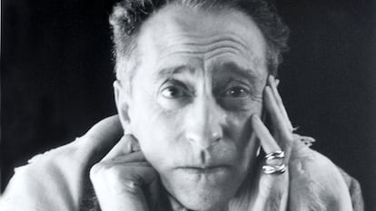 El poeta Jean Cocteau siempre llevaba su anillo Trinity de Cartier en el dedo meñique.