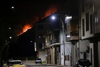 El fuego forestal, visto desde Verín. Las llamas han amenazado varias casas de la localidad de la provincia de Ourense. 