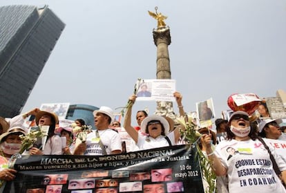 Cientos de familiares de víctimas de desaparición protestan en México.