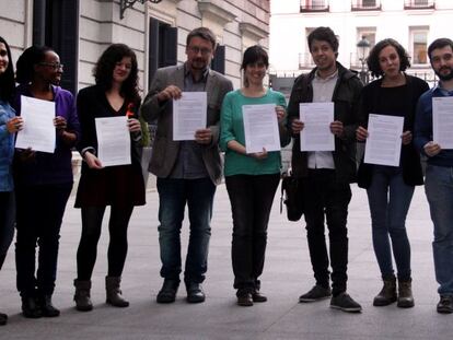 Varios diputados de Podemos, antes de registrar en el Congreso una batería de PNL.
