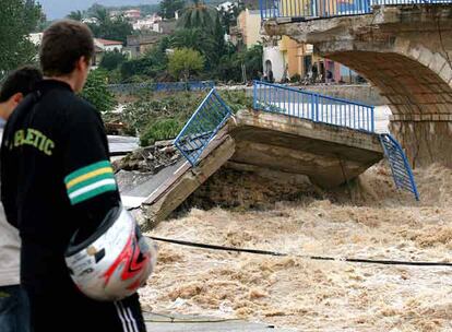 El río Girona, muy crecido debido a las lluvias, se llevó por delante un puente en el municipio alicantino de Beniarbeig.