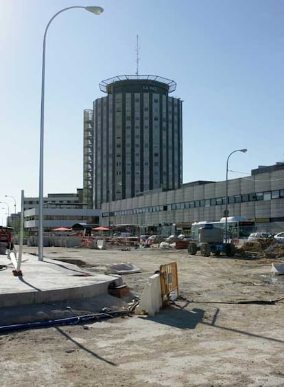 Edificio principal de La Paz, visto desde la Castellana en obras.