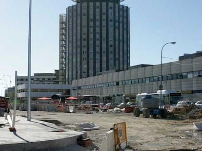 Edificio principal de La Paz, visto desde la Castellana en obras.
