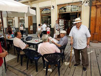 Tertulia en la terraza del bar Maestro.