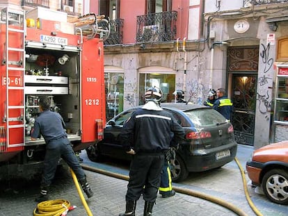 Varios bomberos, en el lugar del incendio.