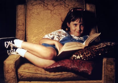 Con tan solo 9 años, Mara Wilson se convirtió en una promesa del cine gracias a interpretar a Matilda en la película homónima de 1996. El mismo papel que la catapultó a la fama marcó el fin de su carrera actoral por las constantes presiones a las que estaba sometida: ataques de ansiedad y una constante sexualización. Factores que se vieron agravados por la muerte de su madre en 1996. Cuatro años más tarde, cuando Wilson tenía 12 años, abandonó Hollywood e ingresó en un internado de artes escénicas. Allí descubrió su pasión por la escritura. Posteriormente, se licenció en Dramaturgia por la Universidad de Nueva York. Hoy se dedica a la escritura —destaca su libro de memorias ‘¿Dónde estoy ahora?: Historias verdaderas de la fama accidental en la infancia’— y trabaja como narradora de audiolibros y de producciones de ficción animada.