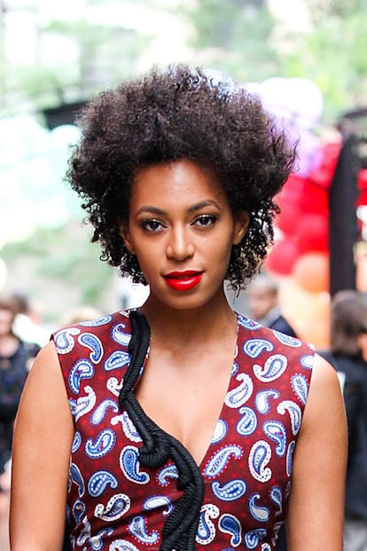 Ahora que el rizo se ha rebelado contra la dictadura del alisado, cada vez son más las que se animan a dejar su cabello natural. Como Solange Knowles, que presume de rizos afro mientas que su hermana Beyoncé siempre va de rubia alisada.