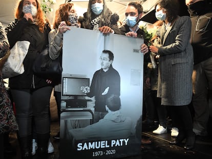 Familiares y colegas de Samuel Paty muestran una imagen del asesinado durante una marcha en octubre de 2020 en Conflans-Sainte-Honorine.