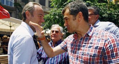 Fabra (izquierda) y Cantó se saludan en Alicante en 2012.