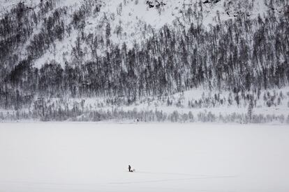 La soledad de un pescador en el mar congelado del Ramfjord (Noruega).