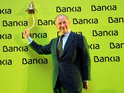 Rodrigo Rato, entonces presidente de Bankia, en el tradicional toque de la campana por la salida a Bolsa de la entidad, el 20 de julio de 2011.