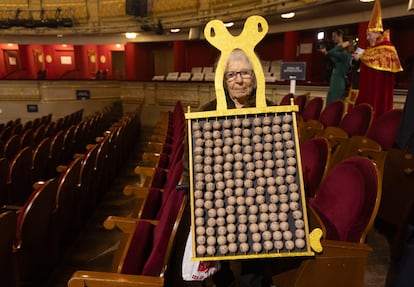 Manoli, de 87 a?os, con su disfraz antes de la celebracin del Sorteo Extraordinario de la Lotera de Navidad 2024, en el Teatro Real de Madrid.