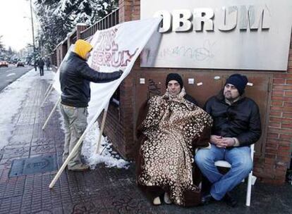 Varios empresarios protestan a las puertas de Obrum, en Arturo Soria, por falta de pagos.