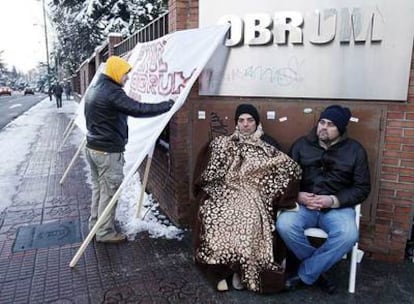 Varios empresarios protestan a las puertas de Obrum, en Arturo Soria, por falta de pagos.